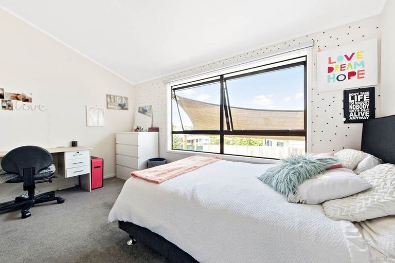 Photo of property in 11 Sumich Place, West Harbour, Auckland, 0618