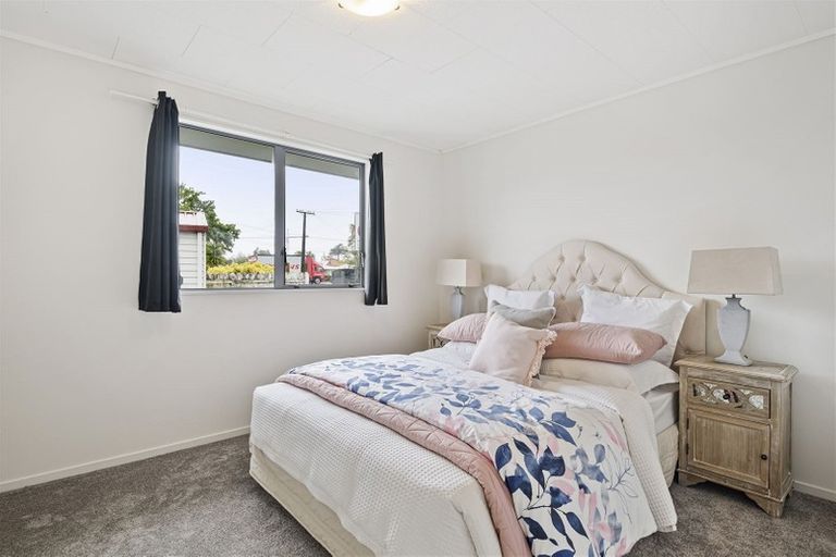 Photo of property in 1 Stephen Avenue, Henderson, Auckland, 0610