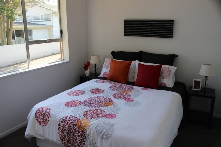 Photo of property in 2/23 Tahi Terrace, Glen Eden, Auckland, 0602