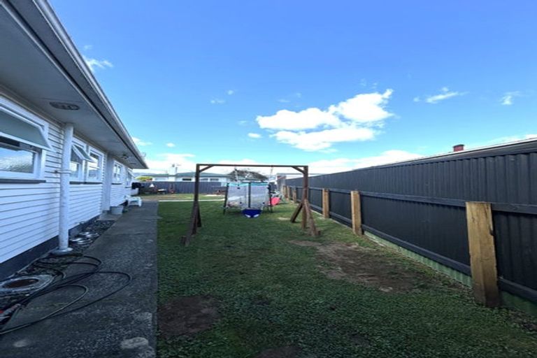 Photo of property in 2 Selwyn Street, Levin, 5510