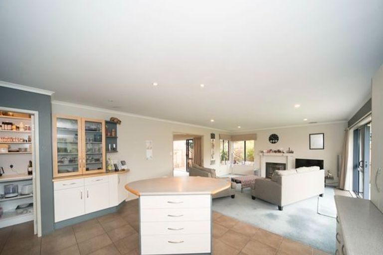 Photo of property in 12 Johnstone Drive, Fitzherbert, Palmerston North, 4410