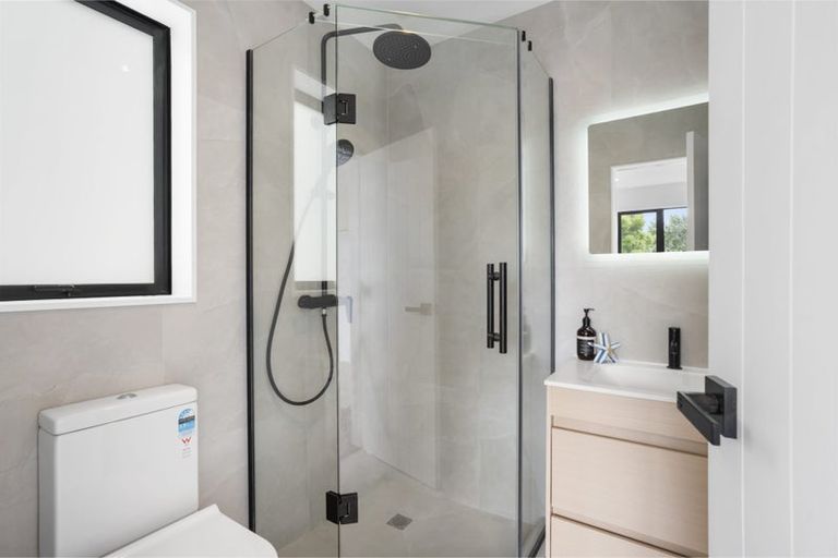 Photo of property in 21b Pipitea Place, Massey, Auckland, 0614