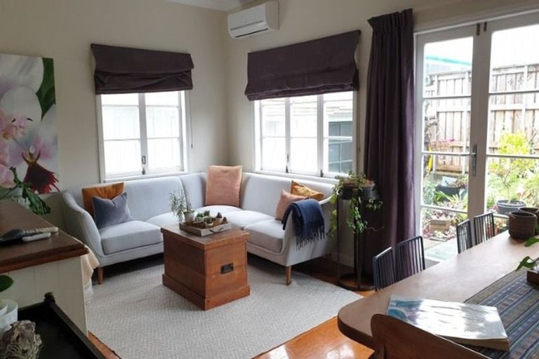 Photo of property in 2/4 Northcote Road, Takapuna, Auckland, 0622