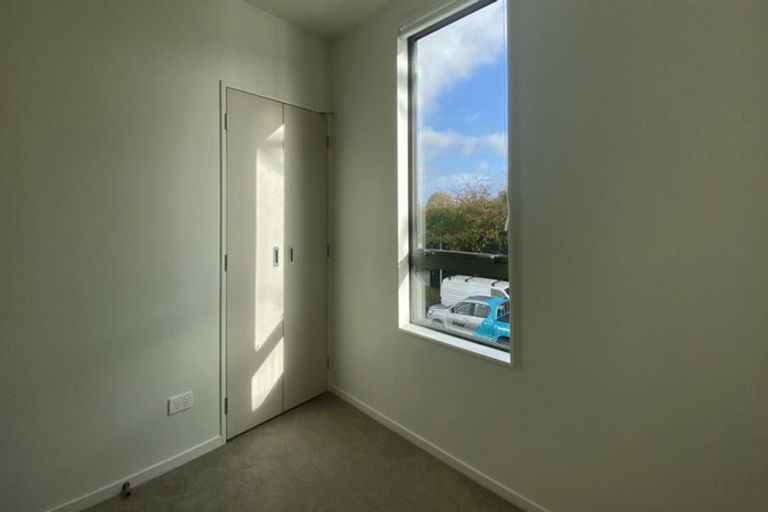 Photo of property in 2/2 Moor Avenue, Te Atatu Peninsula, Auckland, 0610
