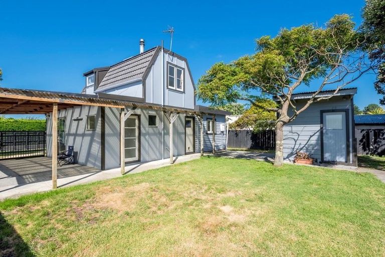 Photo of property in 30 Rangihiroa Street, Waikanae Beach, Waikanae, 5036