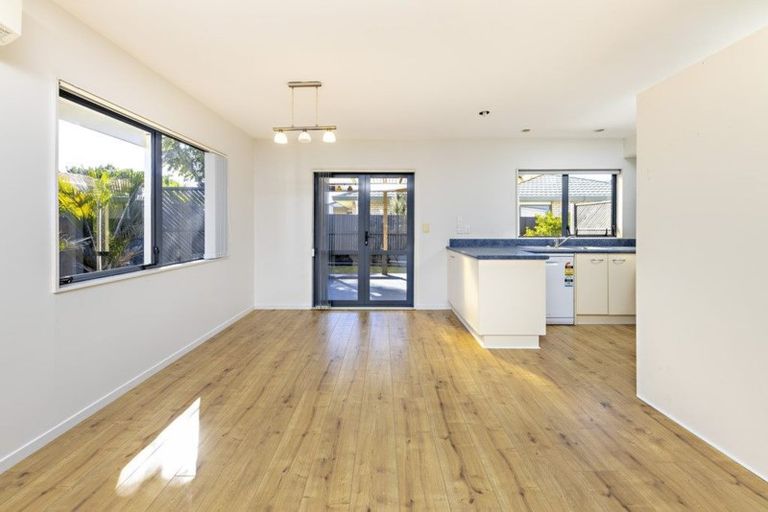 Photo of property in 2 Braeburn Place, Takanini, 2112