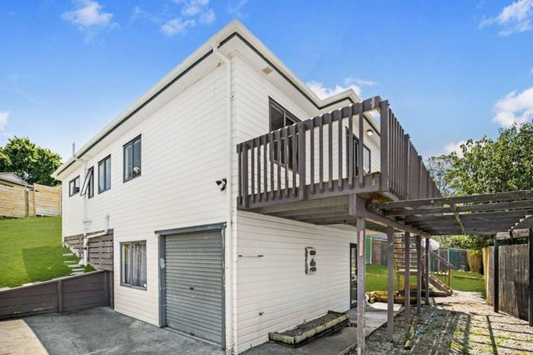 Photo of property in 1/6 Eulogy Place, Randwick Park, Auckland, 2105