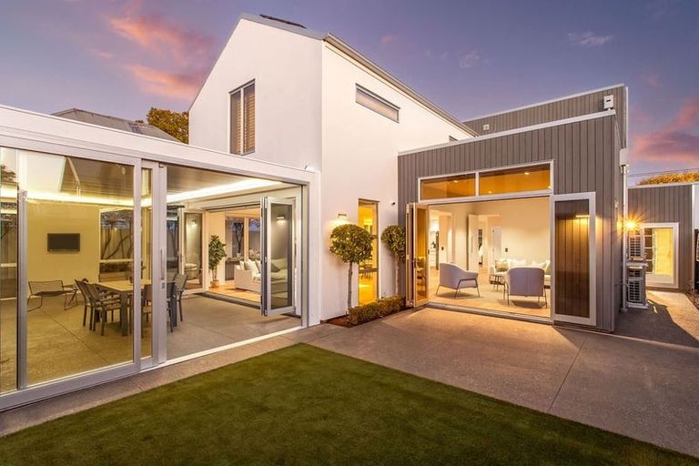 Photo of property in 43 Hawkesbury Avenue, St Albans, Christchurch, 8014