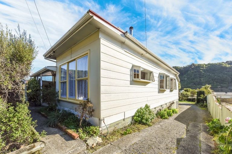 Photo of property in 83 Waikawa Road, Picton, 7220