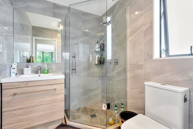 Photo of property in 9e Kingdale Road, Henderson, Auckland, 0610