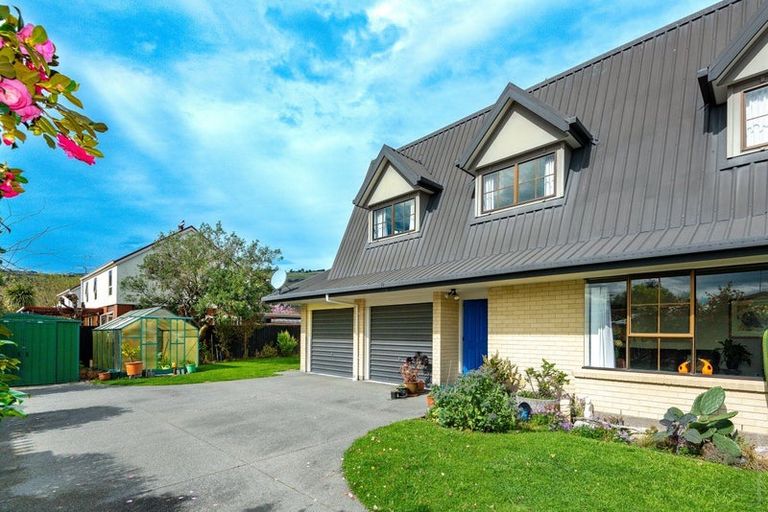 Photo of property in 21 Laing Crescent, Heathcote Valley, Christchurch, 8022