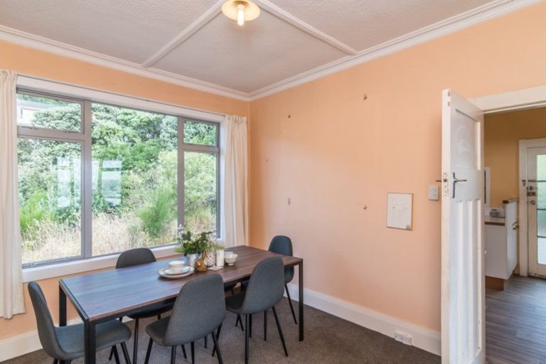 Photo of property in 24 Hungerford Road, Lyall Bay, Wellington, 6022