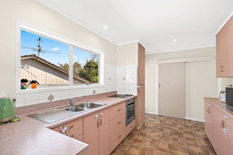 Photo of property in 17 Brunner Road, Glen Eden, Auckland, 0602