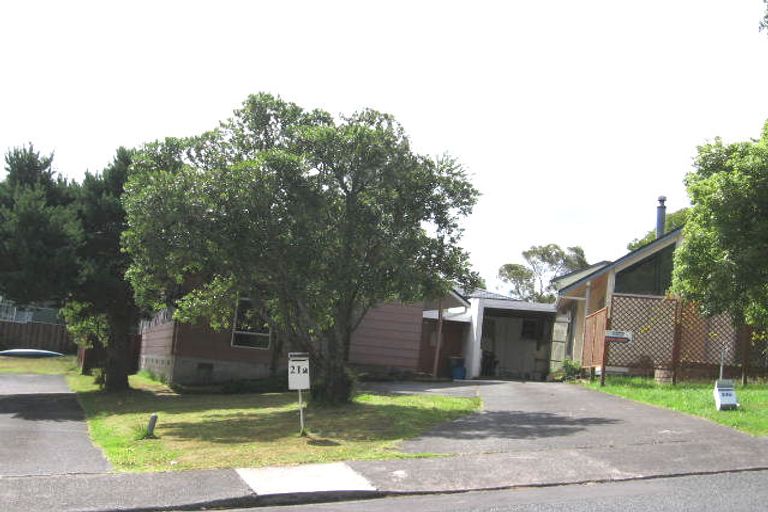 Photo of property in 2/21 Simon Ellice Drive, Bayview, Auckland, 0629