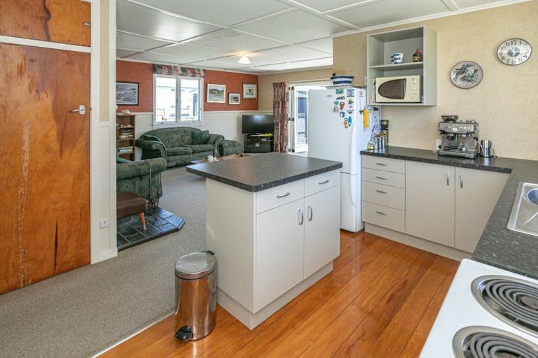 Photo of property in 102 Riverview Road, Whangamata, 3620