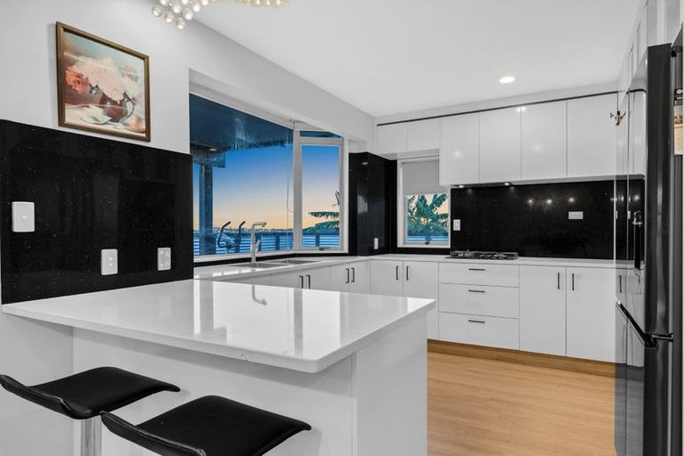 Photo of property in 10 San Fernando Way, Henderson, Auckland, 0612