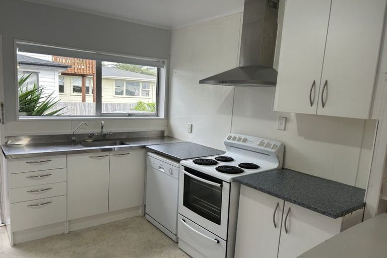 Photo of property in 60 Rewarewa Road, Te Atatu Peninsula, Auckland, 0610