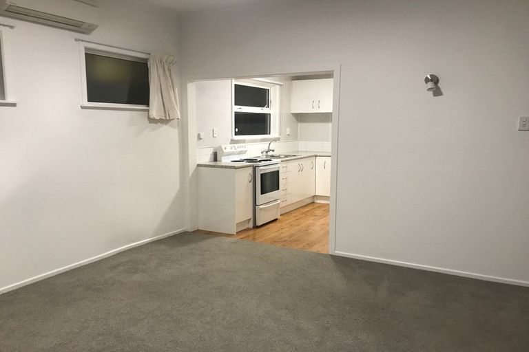 Photo of property in 118 Lyall Parade, Lyall Bay, Wellington, 6022