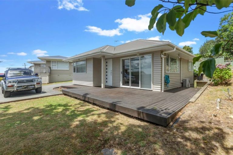 Photo of property in 11 Fairlea Road, Te Atatu South, Auckland, 0610