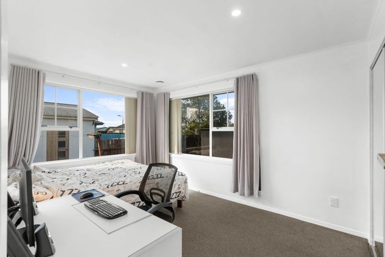 Photo of property in 15 Prestons Road, Redwood, Christchurch, 8051