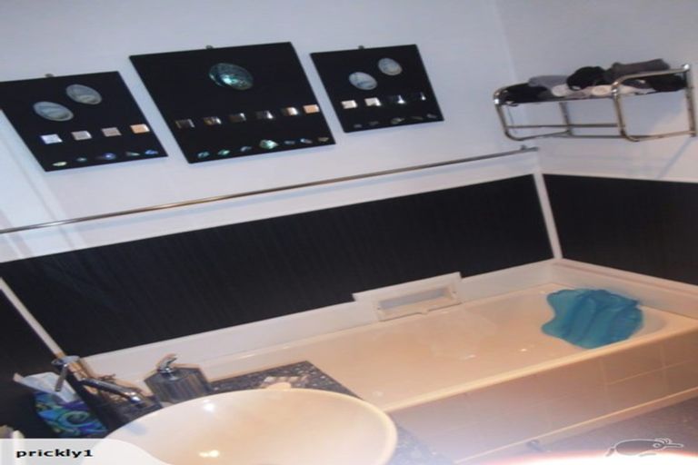 Photo of property in 2 Taupo Street, Green Bay, Auckland, 0604