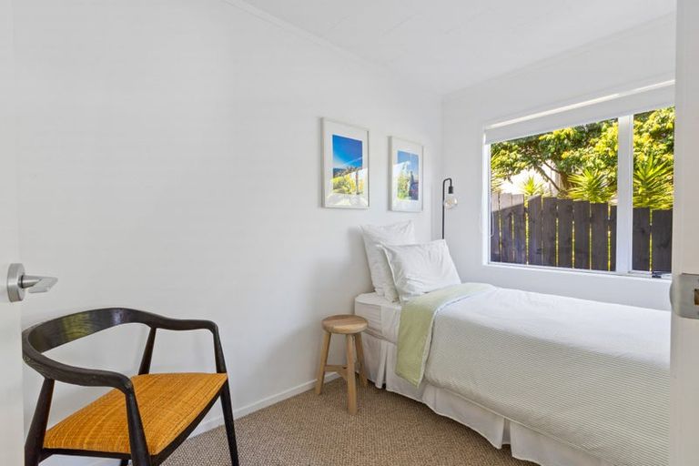 Photo of property in 18 William Hadlow Place, Hatfields Beach, Orewa, 0931