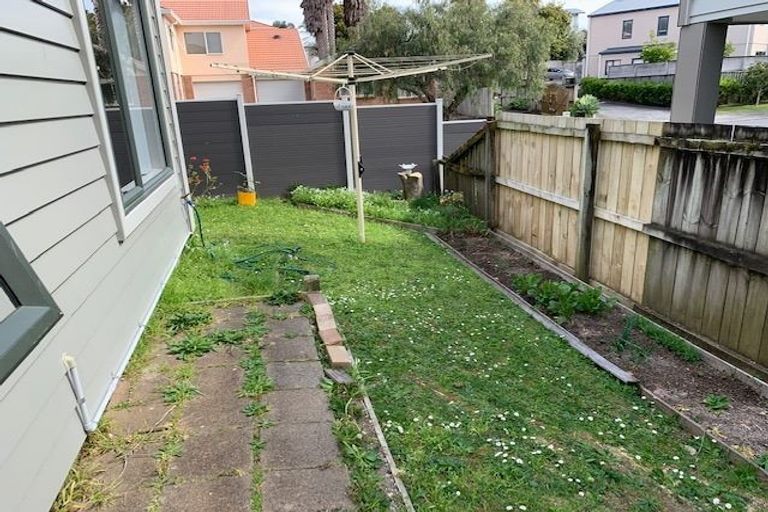 Photo of property in 1/25 Fields Parade, Oteha, Auckland, 0632