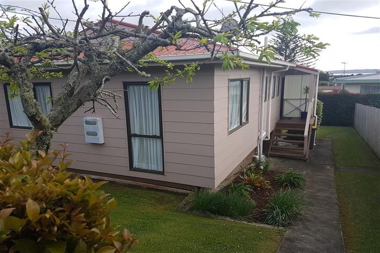 Photo of property in 1a Christina Avenue, Te Atatu South, Auckland, 0602