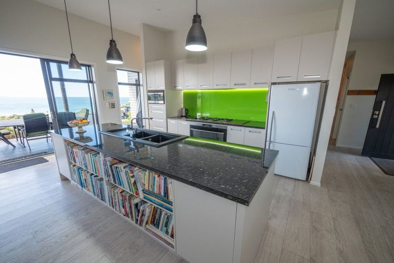 Photo of property in 6 Sunrise Place, Cable Bay, 0420