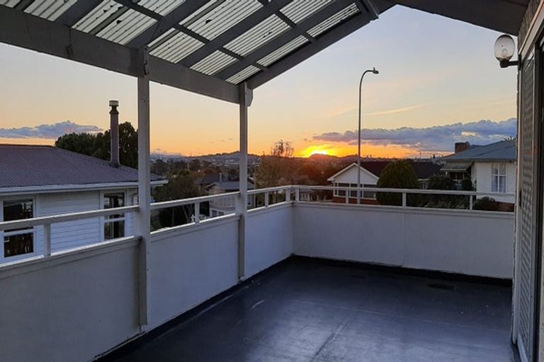 Photo of property in 16 Carole Crescent, Pakuranga, Auckland, 2010