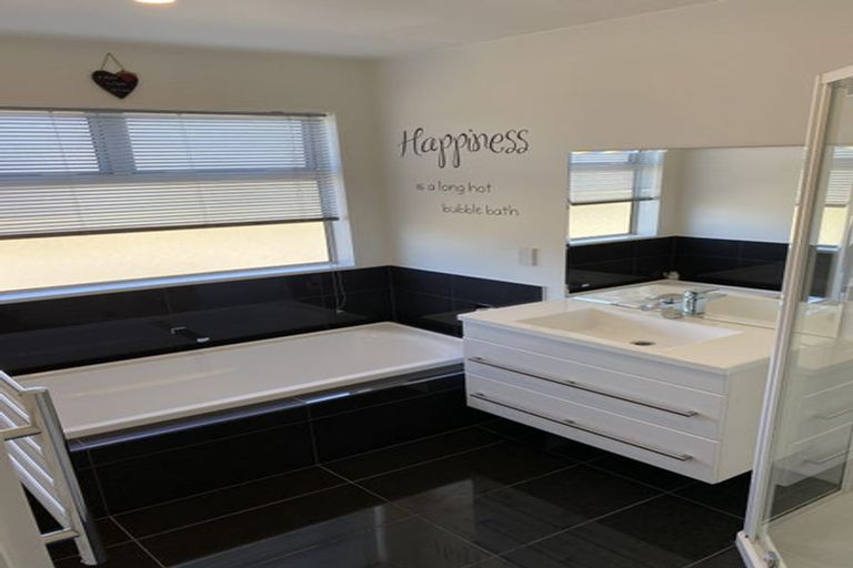 Photo of property in 48 Tahuna Street, Pegasus, 7612