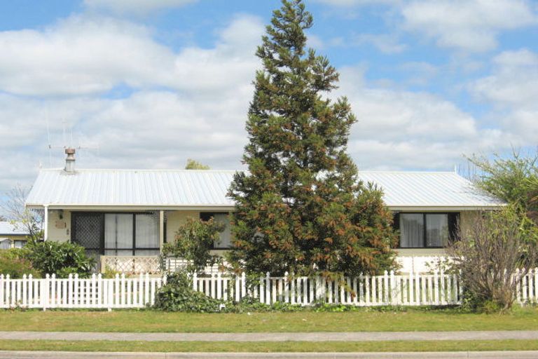 Photo of property in 214 Gravatt Road, Papamoa Beach, Papamoa, 3118