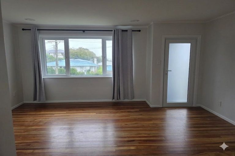 Photo of property in 7 Balmain Street, Newlands, Wellington, 6037