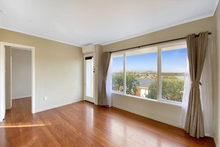Photo of property in 2/60 Church Street, Northcote Point, Auckland, 0627