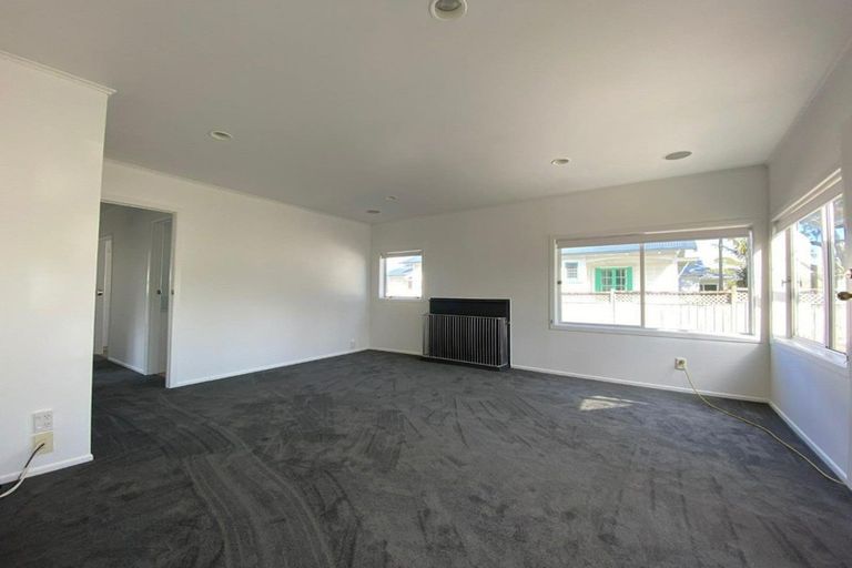 Photo of property in 25 Roberts Avenue, Bayswater, Auckland, 0622