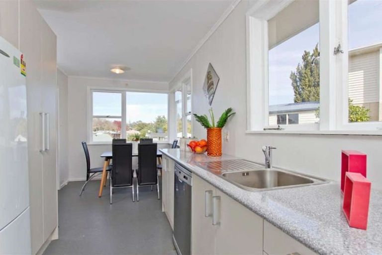 Photo of property in 12 Trojan Crescent, New Lynn, Auckland, 0600