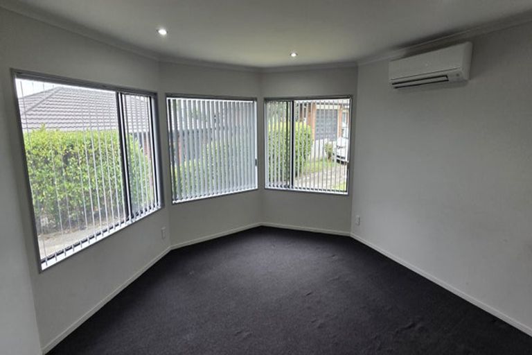 Photo of property in 33 Edgewood Way, Henderson, Auckland, 0612