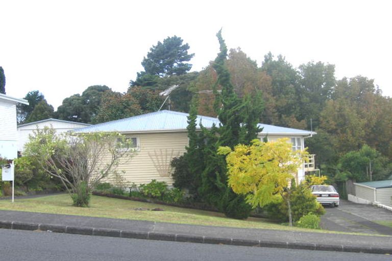 Photo of property in 43 Totaravale Drive, Totara Vale, Auckland, 0629
