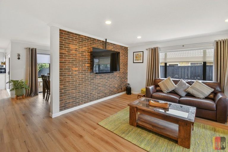 Photo of property in 41 Croftview Road, Wattle Downs, Auckland, 2103