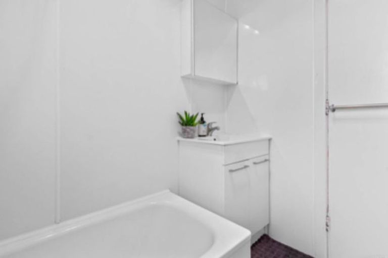 Photo of property in 60 Cobham Crescent, Kelston, Auckland, 0602