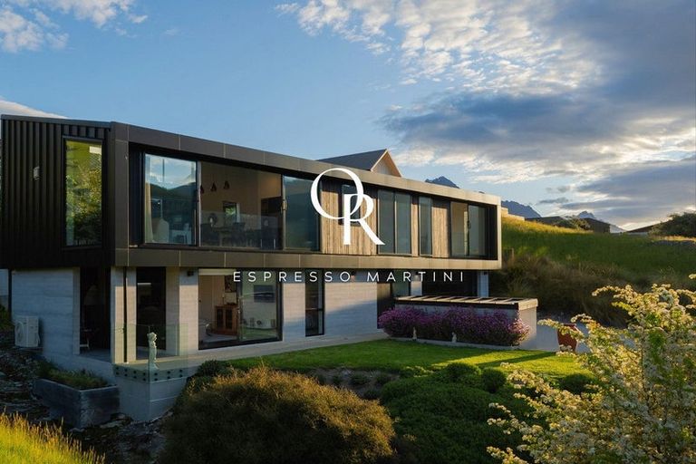 Photo of property in 8 Spring Hill Road, Kelvin Heights, Queenstown, 9300