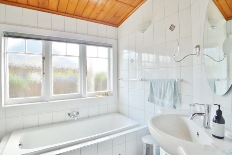 Photo of property in 24 Graham Avenue, Te Atatu Peninsula, Auckland, 0610