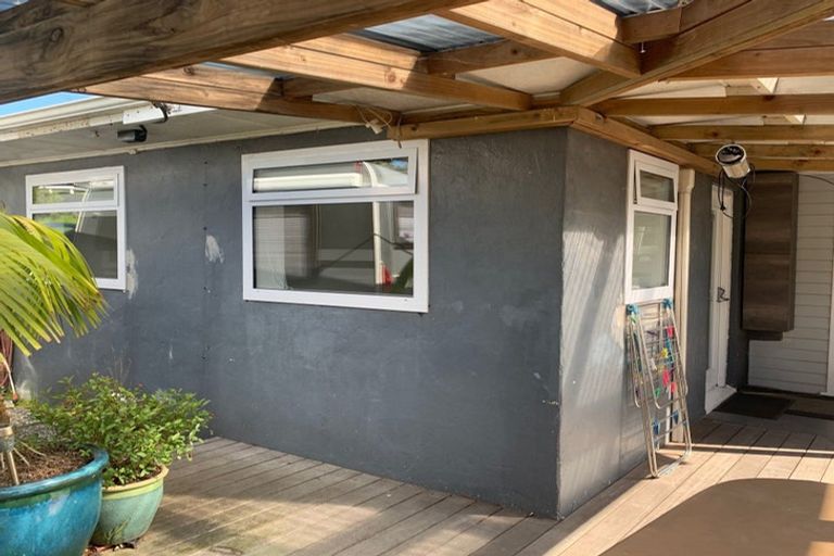 Photo of property in 7 Bishop Street, Green Bay, Auckland, 0604