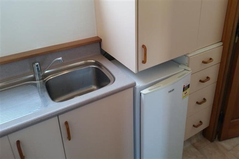 Photo of property in Devonport Apartments, 17/127 Saint Aubyn Street, New Plymouth, 4310