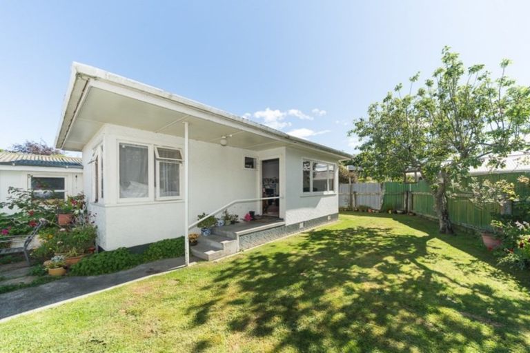 Photo of property in 2 Surrey Crescent, Hokowhitu, Palmerston North, 4410