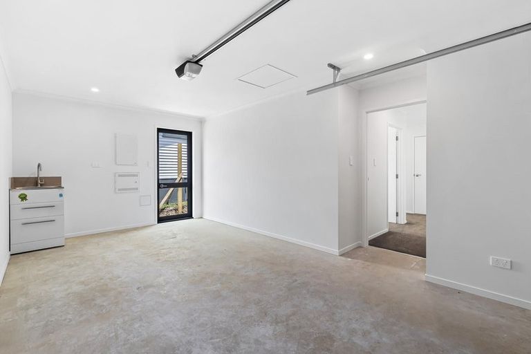 Photo of property in 2/85a Atkinson Road, Titirangi, Auckland, 0604