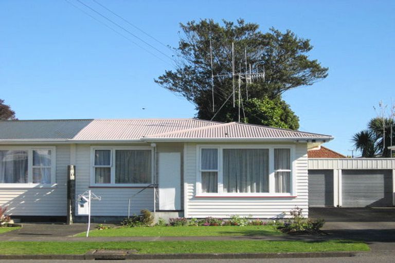 Photo of property in 53 Queenwood Road, Levin, 5510
