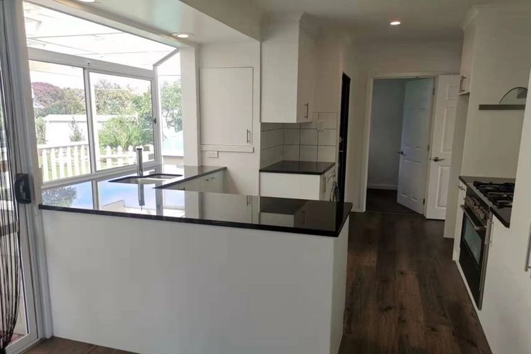 Photo of property in 27 Clinton Avenue, Te Atatu Peninsula, Auckland, 0610