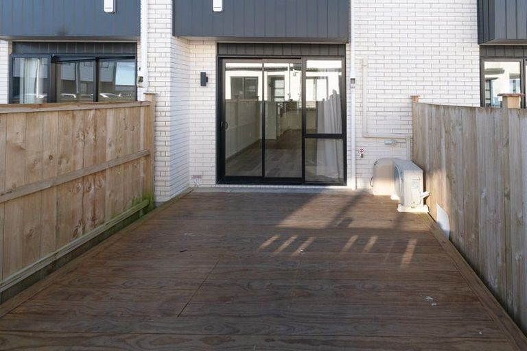 Photo of property in 2/86 Fred Taylor Drive, Westgate, Auckland, 0814