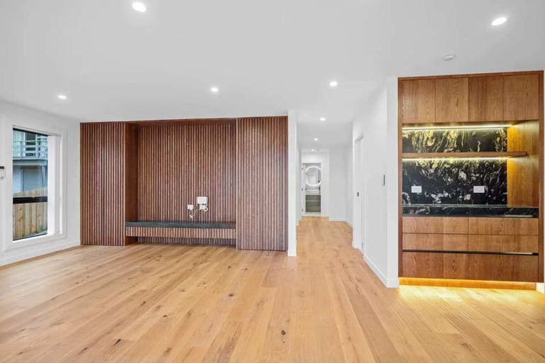 Photo of property in 5f Glendhu Road, Bayview, Auckland, 0629